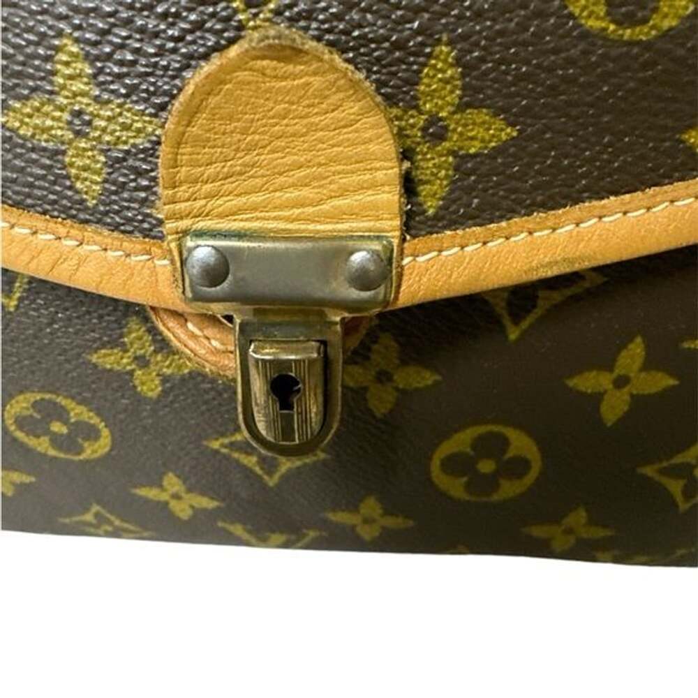 LOUIS VUITTON
Keepall manufactured by the French Company